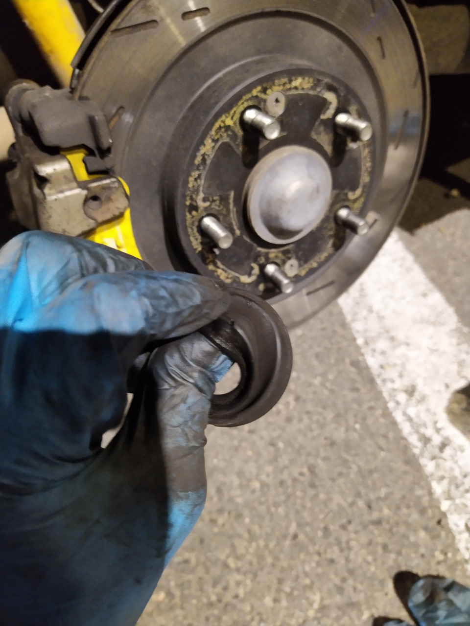 Замена правого пыльника заднего тормозного цилиндра — Honda Civic 5D ...