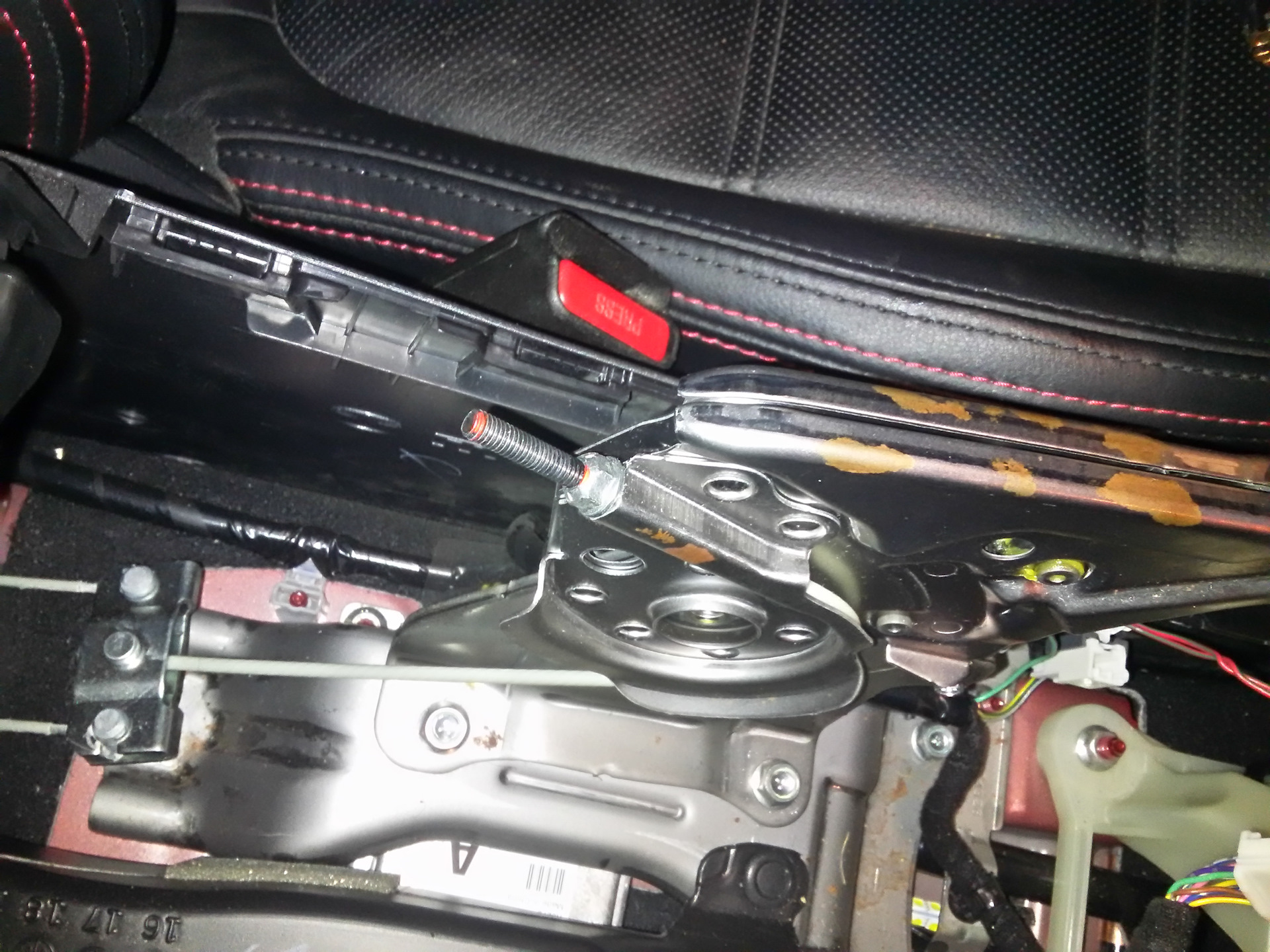 Стояночный тормоз 6. Mazda 6 2008 провод ручника. Тросик привода сиденья Мазда 6 2013. Ручник Мазда 6 gg. Mazda 6 GH подтяжка ручника.