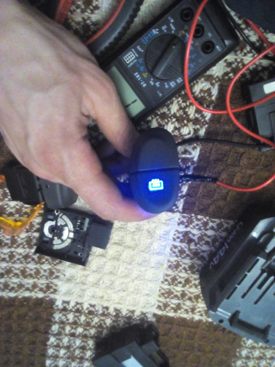 Подсветка кнопки обогрева заднего стекла. Светодиоды в кнопках гранта. Кнопка обогрева заднего стекла ниссан блюберд. 3710). Гольф 2 обогрев заднего стекла кнопка.