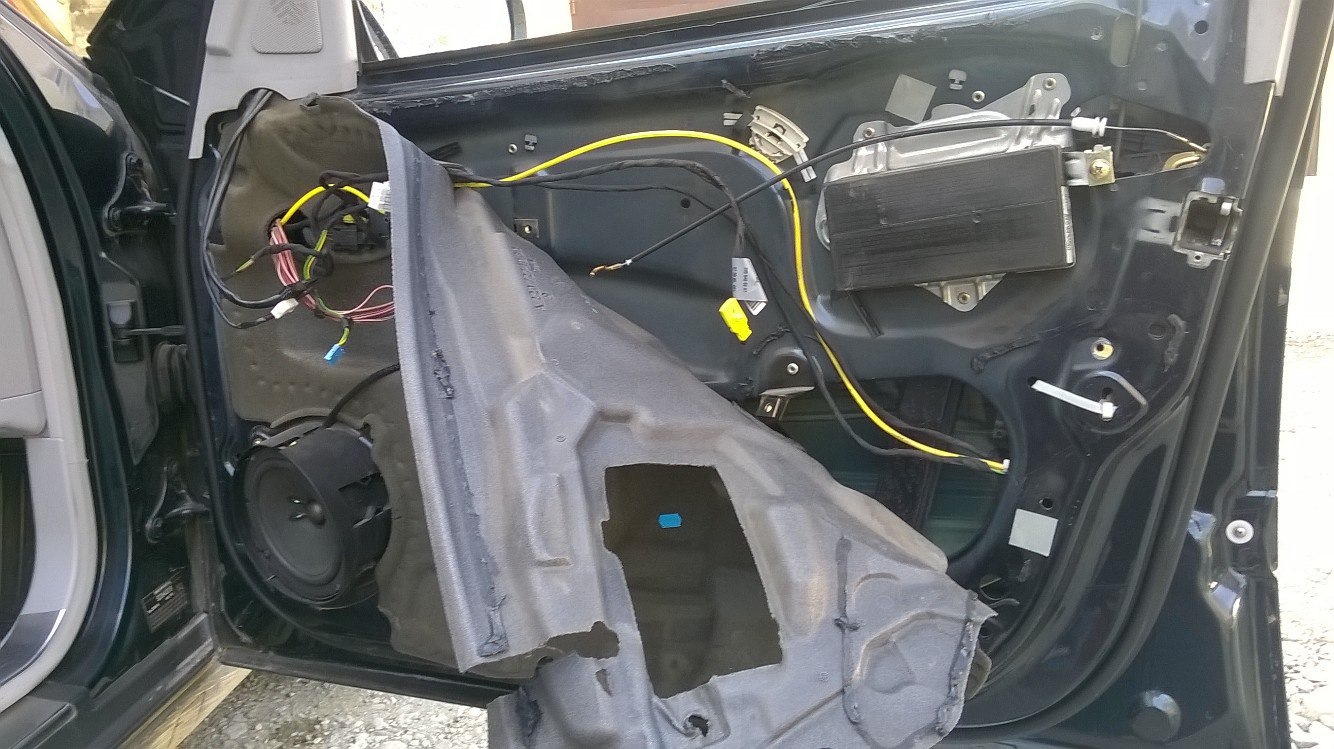 Дверь мерседес w220. Шумоизоляция дверей Мерседес w220. Фишка двери Мерседес w220. Дверь водителя w220. Двери Мерседес 220.