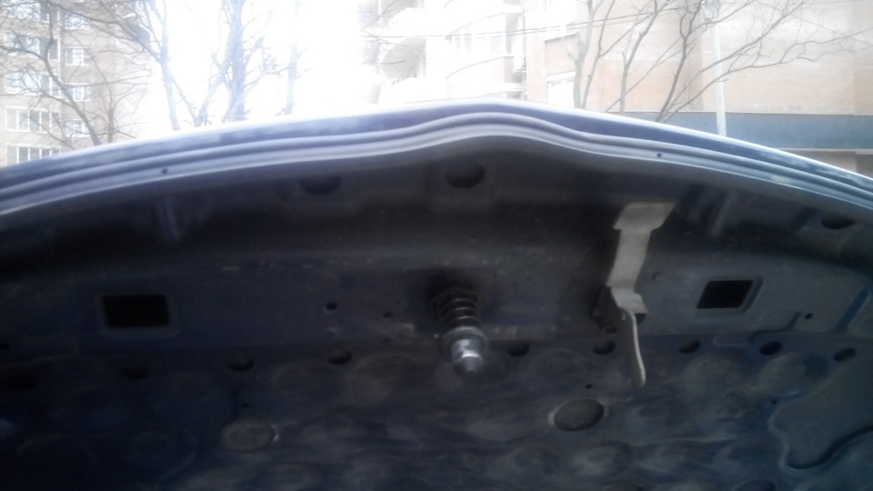 24. Установка уплотнителей на капот — Opel Astra H, 1,6 л, 2011 года ...