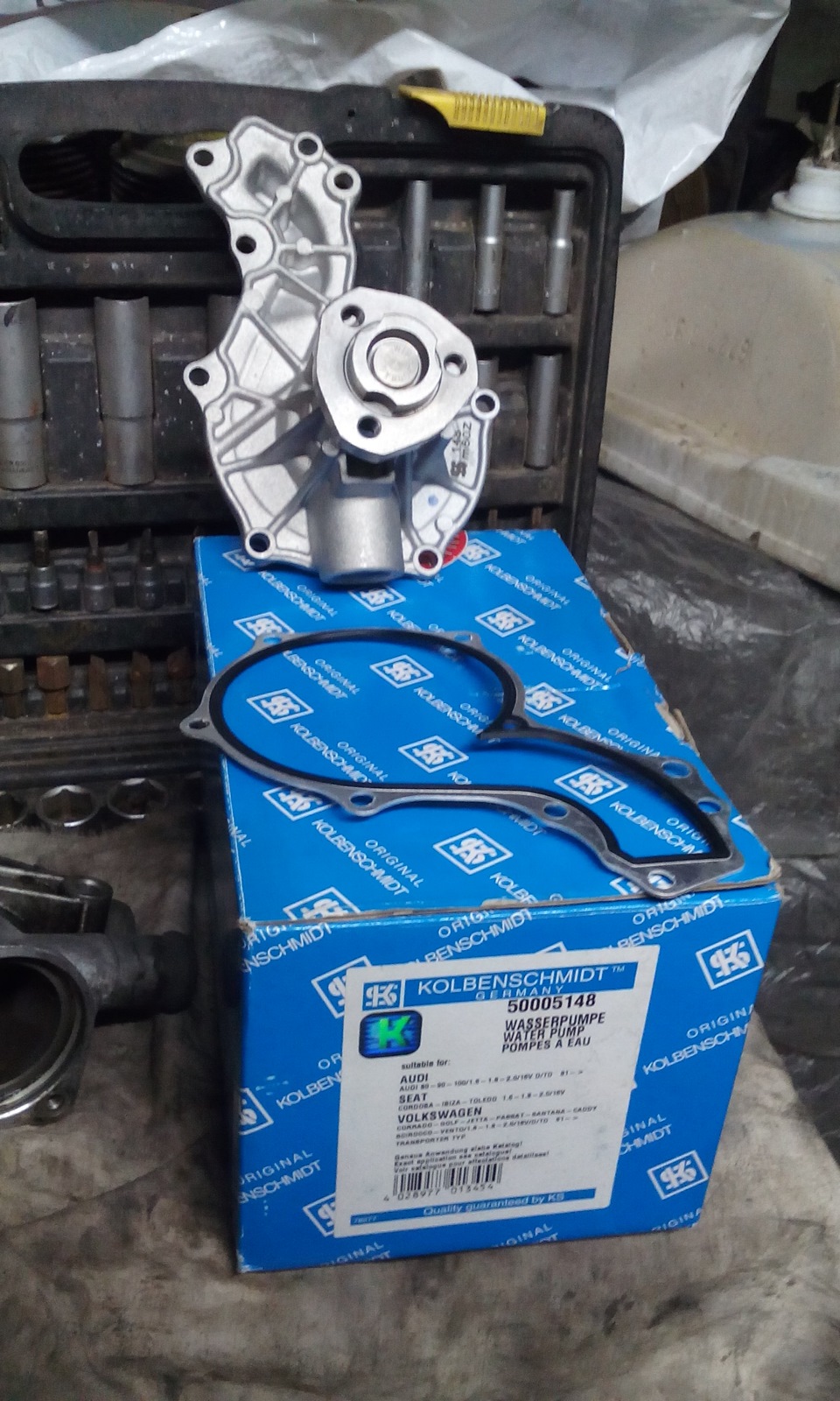 Меняем крышку помпы и термостат — Volkswagen Passat B3, 1,6 л., 1989 ...