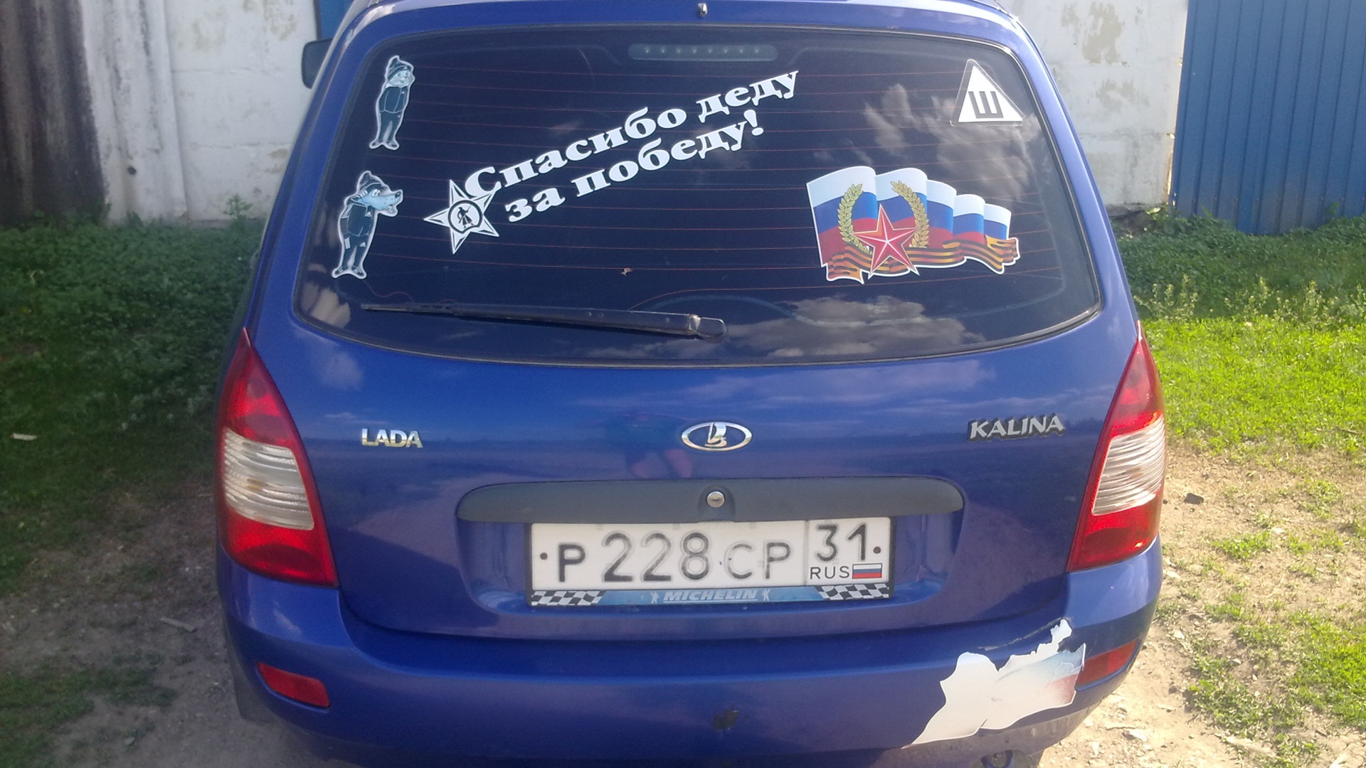 Наклейки на калину универсал. Калина спорт 1 поколение. Наклейки на ладу калину. Наклейки на ладу калину. Прикольные наклейки на калину.