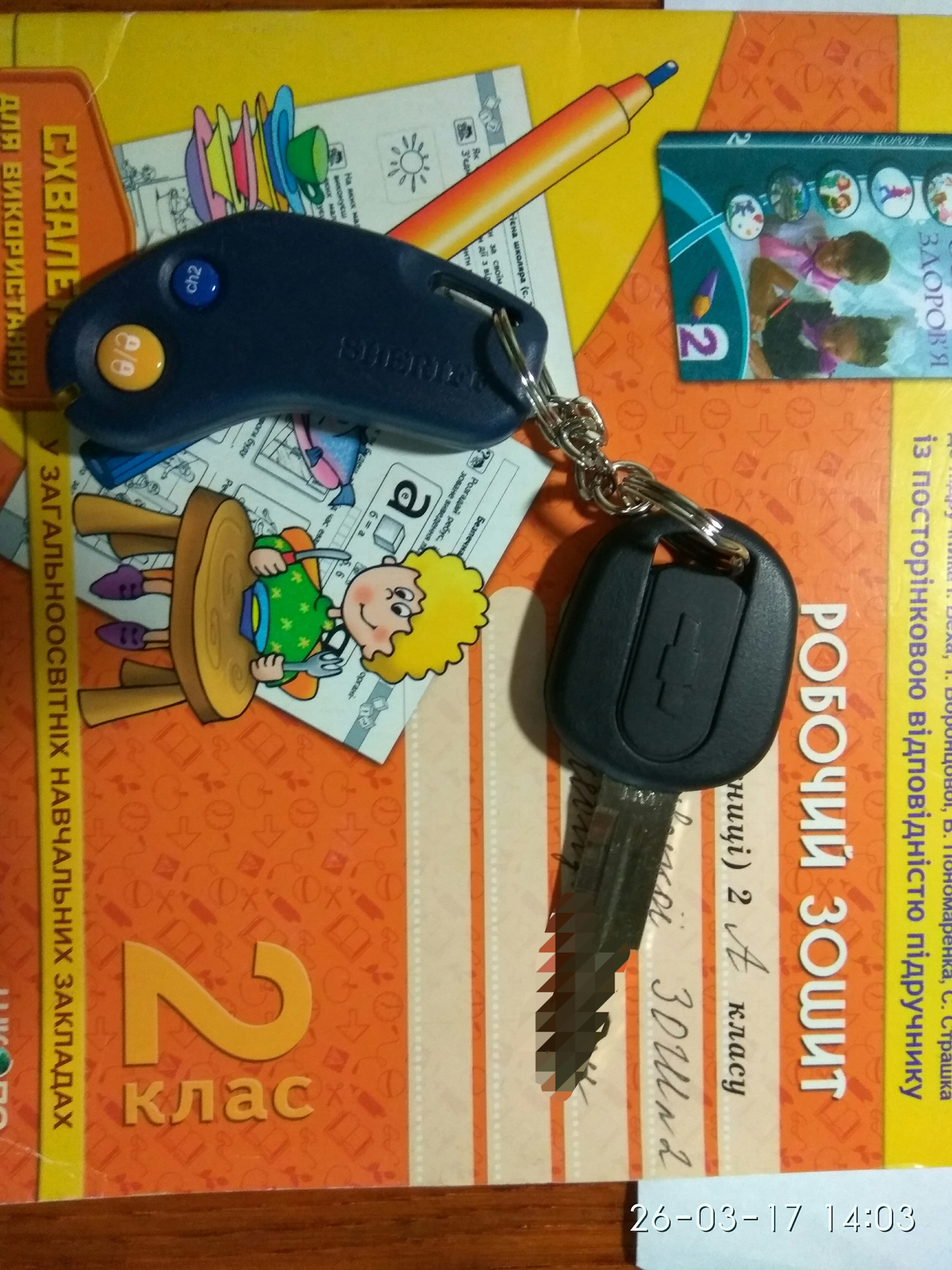 ключ дверной. игрушечные ключи. ключик счастья. красивый ключик. ключик в природе.