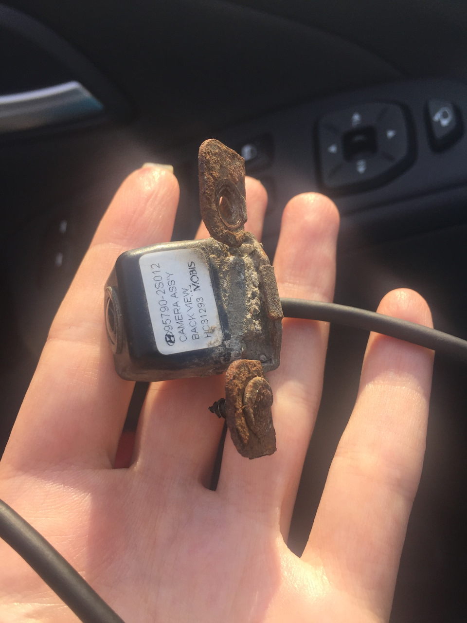 Замена камеры заднего вида — Hyundai ix35, 2 л, 2012 года | электроника ...