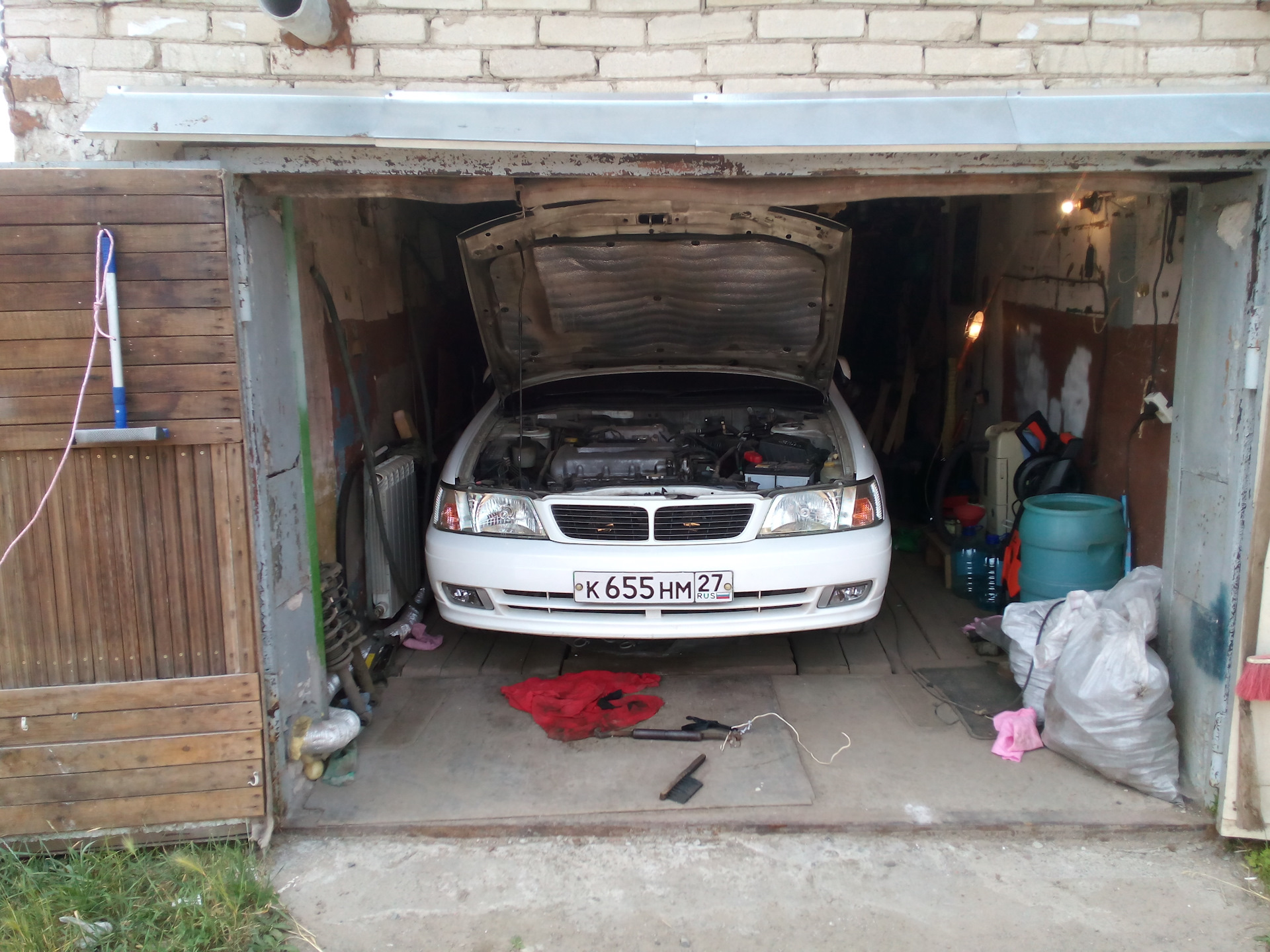 мастерская в гараже. красивый гараж внутри. сто в гаражном кооперативе. обустройство гаража. гаражники фото.