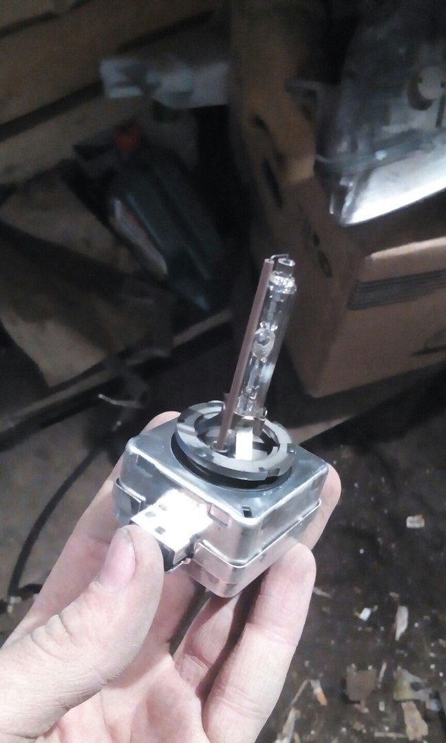 как поменять штатную ксеноновую лампочку на Volkswagen Passat не снимая ...