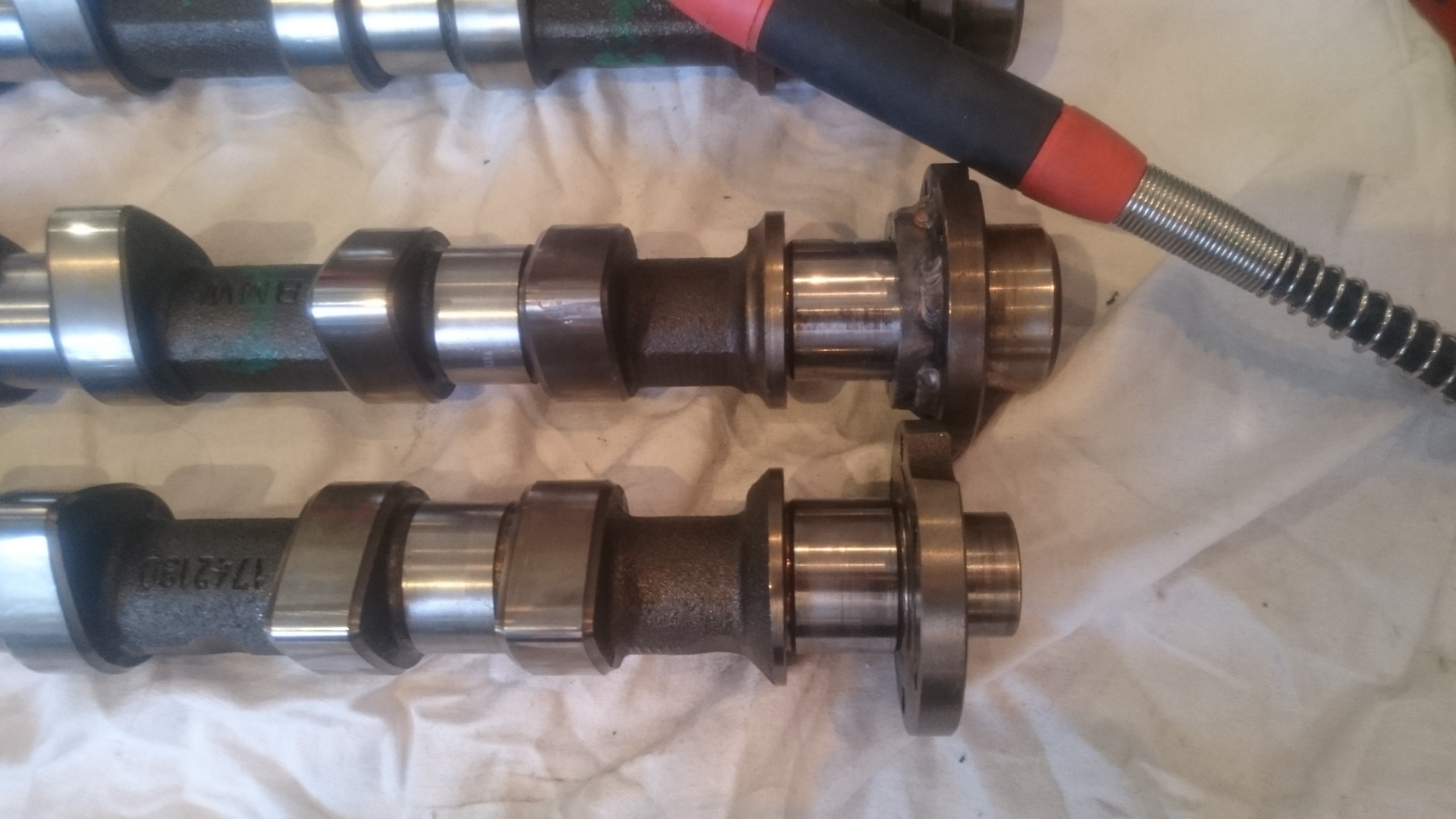 распредвал bmw e30. распредвалы для бмв и их номера. впускной распредвал n42b20. фото лыски распредвалов bmw e60 n43b20. распредвалы бмв.