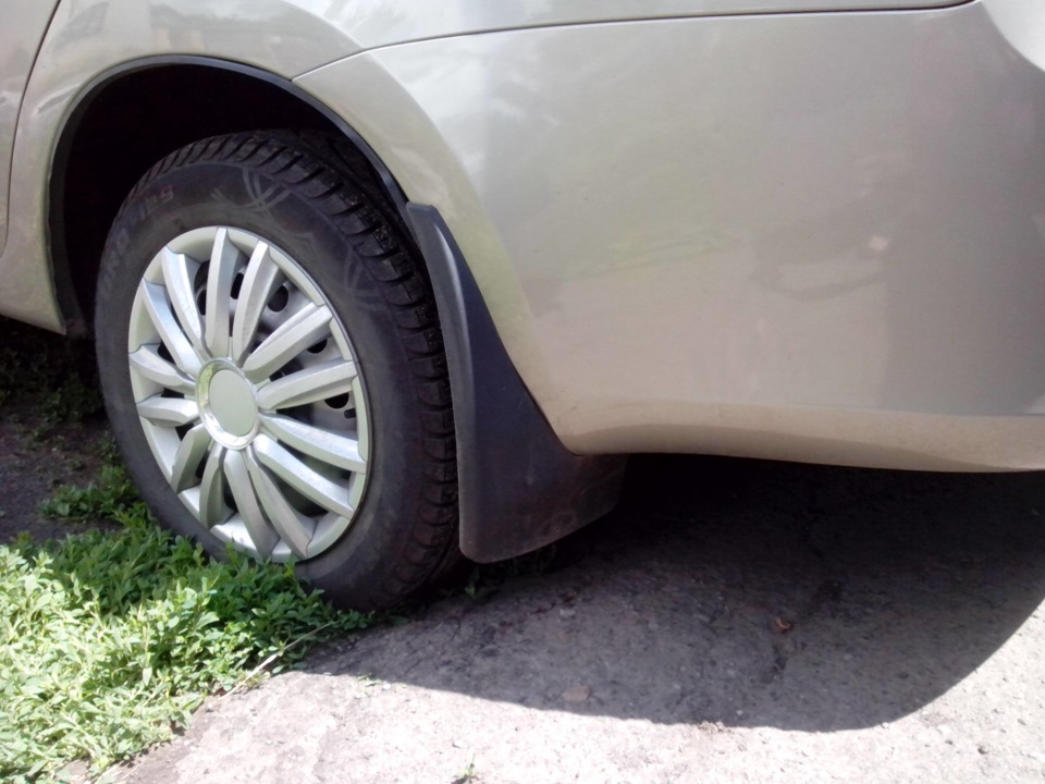 уплотнители стекол и брызговики — Lada Гранта (1G), 1,6 л, 2013 года ...