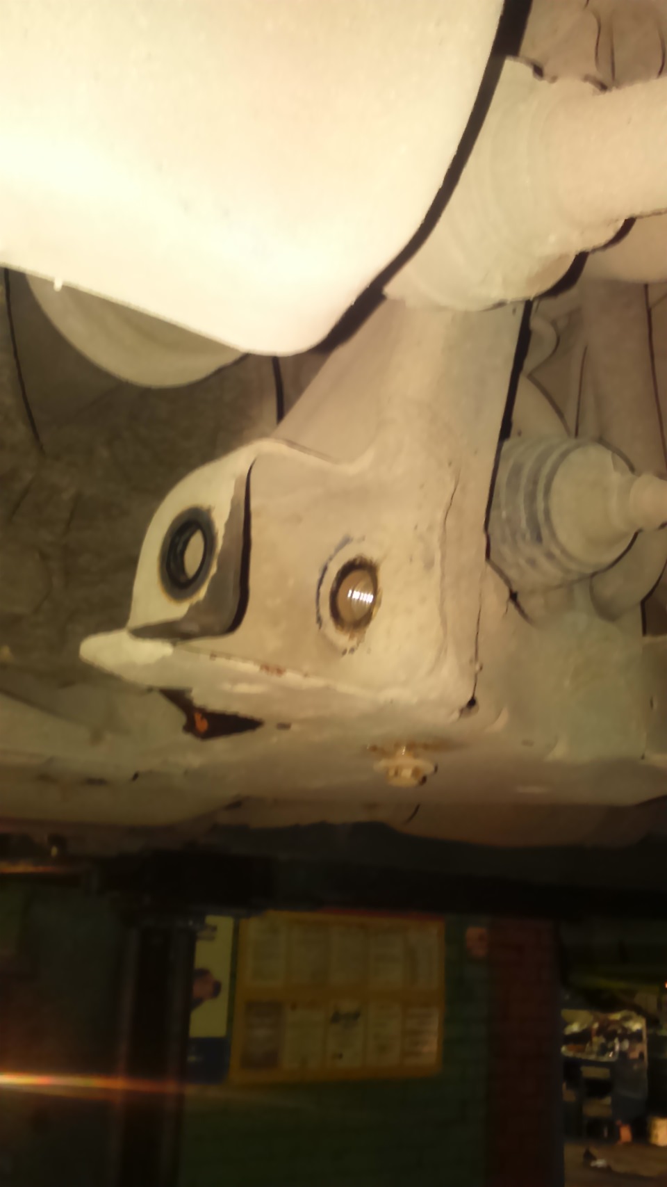 Замена задних сайлентблоков передних рычагов. — Mitsubishi Lancer IX, 1 ...