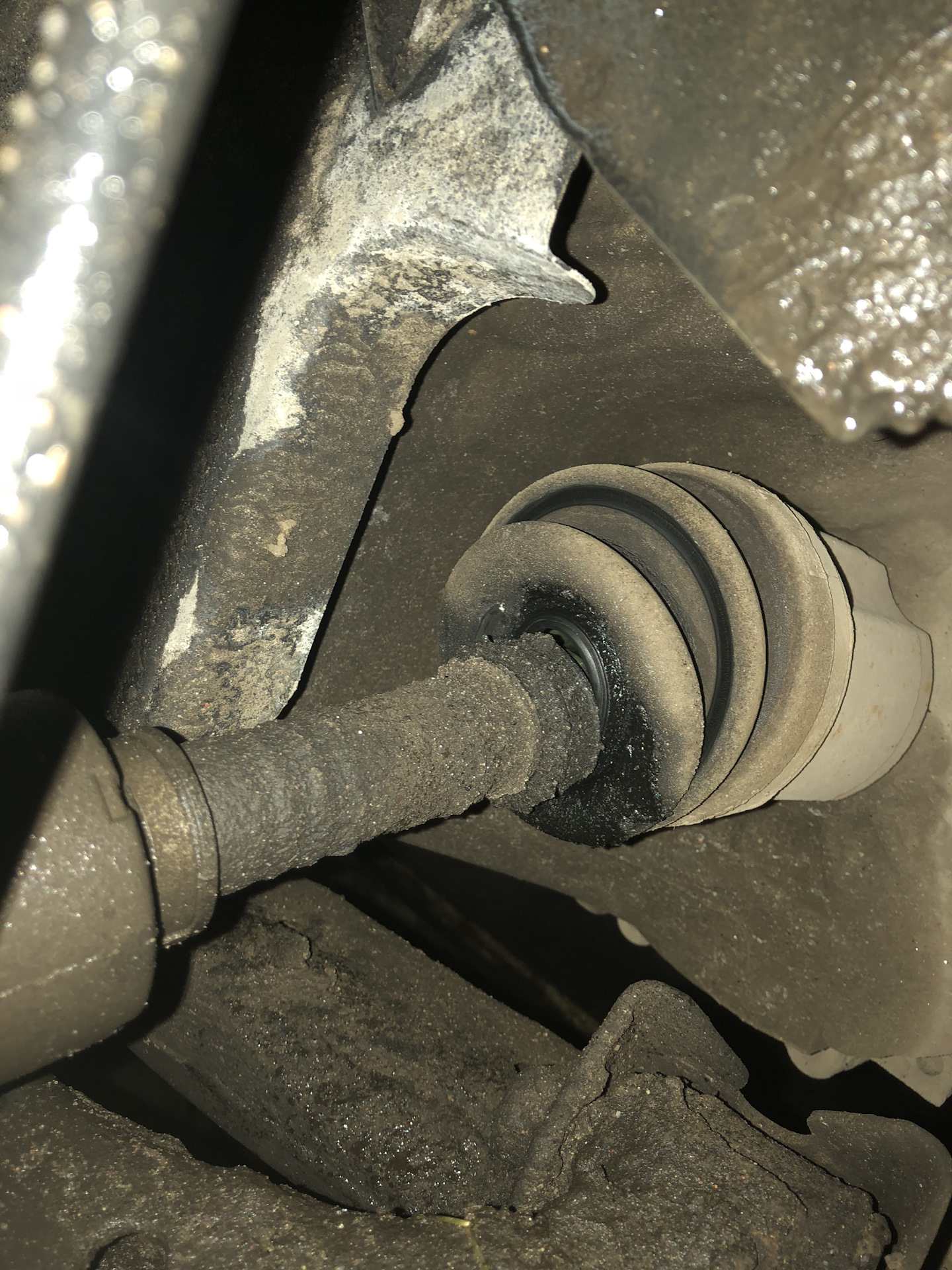 Замена пыльника шрус санта фе. Пыльник шруса карданного вала. Хендай санта фе 2 пыльник внутреннего шруса. Пыльник шруса на санта фе 2008. Выжимной подшипник ваз 2114.