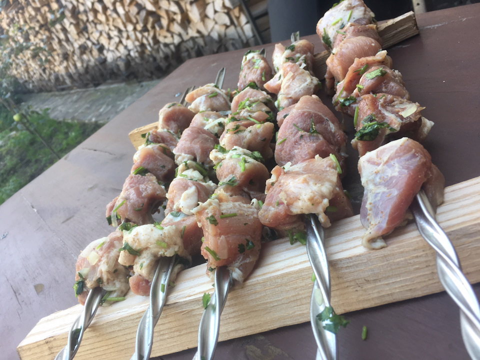 маринад для свинины с кинзой шашлыка. 968fd05s 960. маринад для свинины с кинзой шашлыка фото. маринад для свинины с кинзой шашлыка-968fd05s 960. картинка маринад для свинины с кинзой шашлыка. картинка 968fd05s 960. Давно мясо не делал, именно на мангале, копченое не считаю за мясо, его много не могу вложить. Ну меньше с этим. Думал делать не делать, 2 дня ходил и все что то останавливало. Сегодня в 12 часов, все таки организм сказал "я что не мужик? Хочу мяса и водки" сел и поехал в Супермаркет. И за одно увидел свежую кинзу, и в голове сразу идея надо сделать новый вид шашлыка, именно шашлык почти без специй и свежею зеленушкой — идем к вариантам с Кавказа.