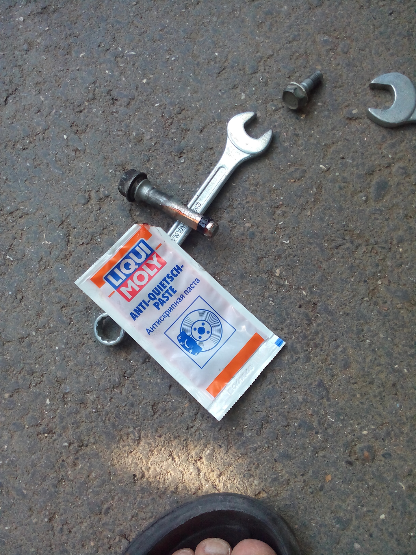 Замена манжет направляющих суппорта. — Toyota Corolla (140/150), 1,6 л ...