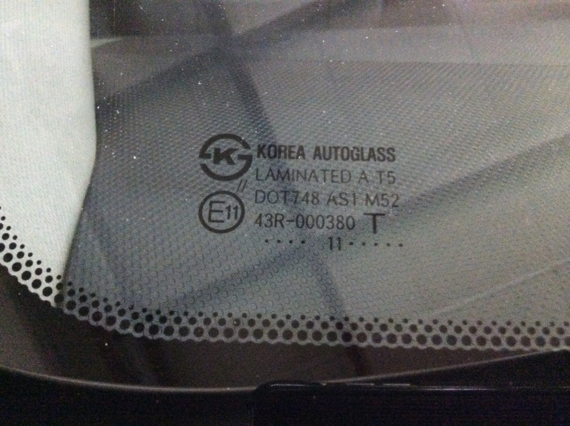 Оригинал лобовое стекло солярис. Лобовое стекло Hyundai Solaris оригинал маркировка. Ветровое стекло Hyundai Solaris 2013 маркировка неоригинального. Стекло лобовое КМК VW t5. Маркировка лобового стекла Солярис 2.