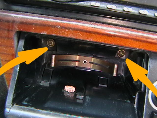 Открываем пепельницу вынимаем съёмную часть и выкручиваем два самореза=) — Mercedes-Benz E-Class (W124)