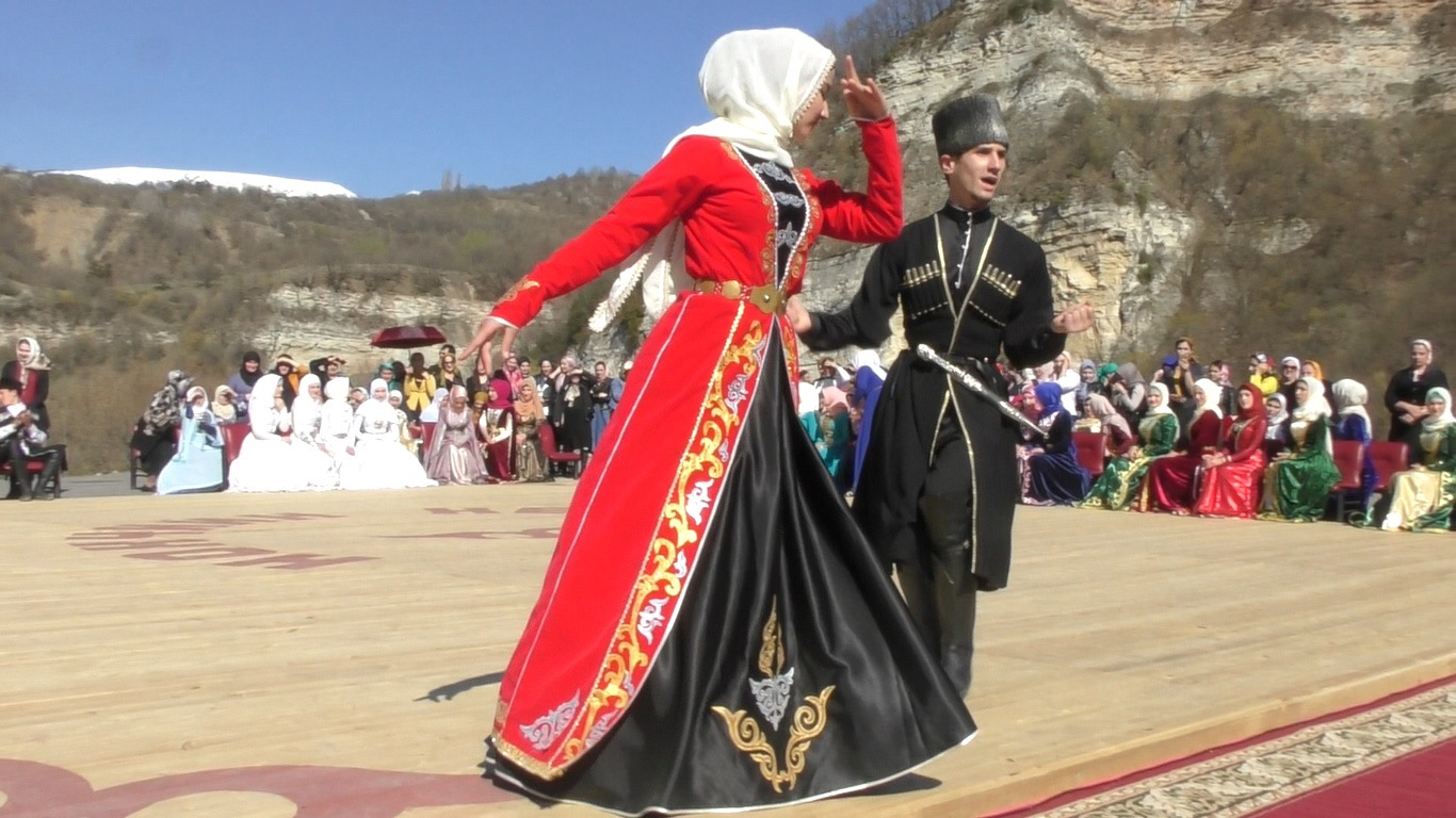 Лезгинский. Кавказ горы лезгинка. Лезгинка в горах. Лезгинка в горах Дагестана. Дагестанский национальный костюм.