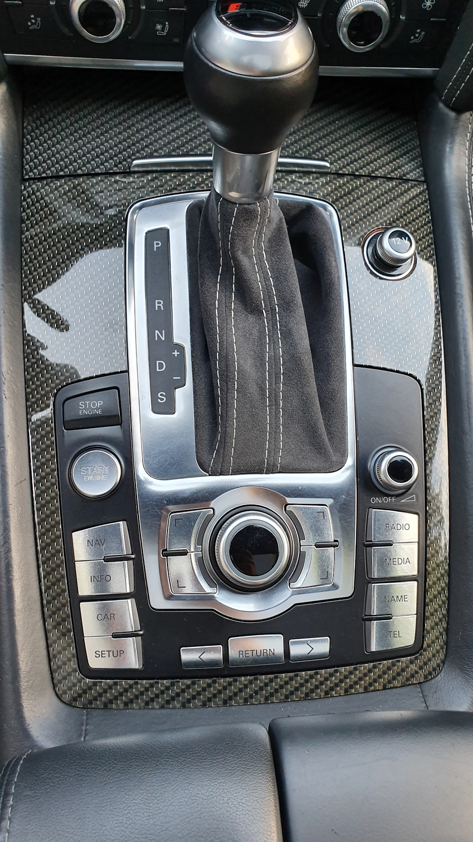 Теперь блестит. Каждый раз удивляюсь, как полировка добавляет глубину, в том числе карбону — Audi Q7 (1G)