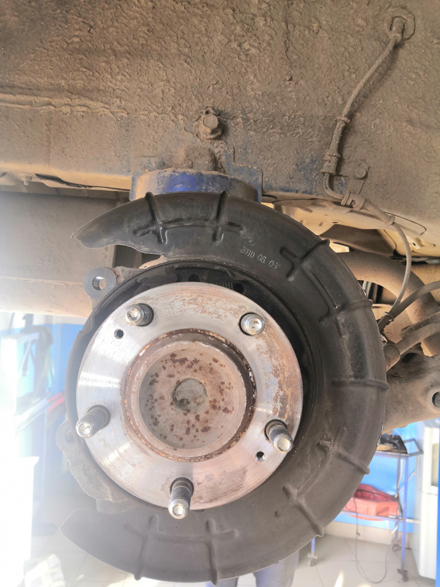 Замена колодок стояночного тормоза — KIA Cerato (2G), 1,6 л, 2010 года ...