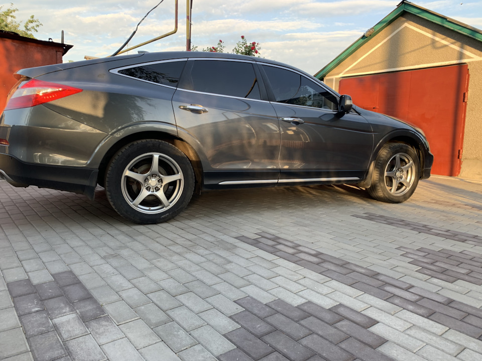 Honda Crosstour stance