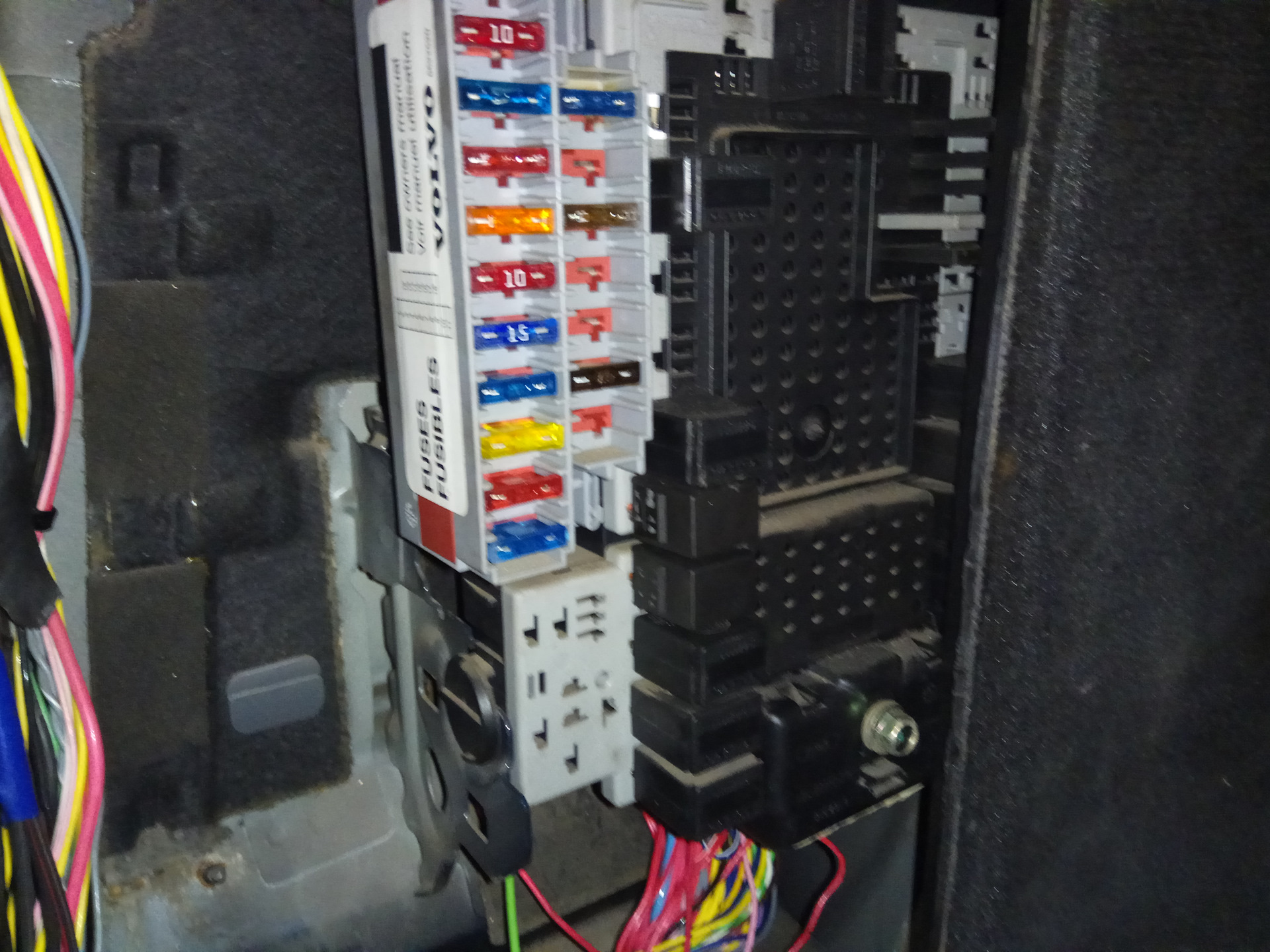 Ремонт разъема заднего левого фонаря — Volvo XC70 II, 2,4 л., 2001 года ...