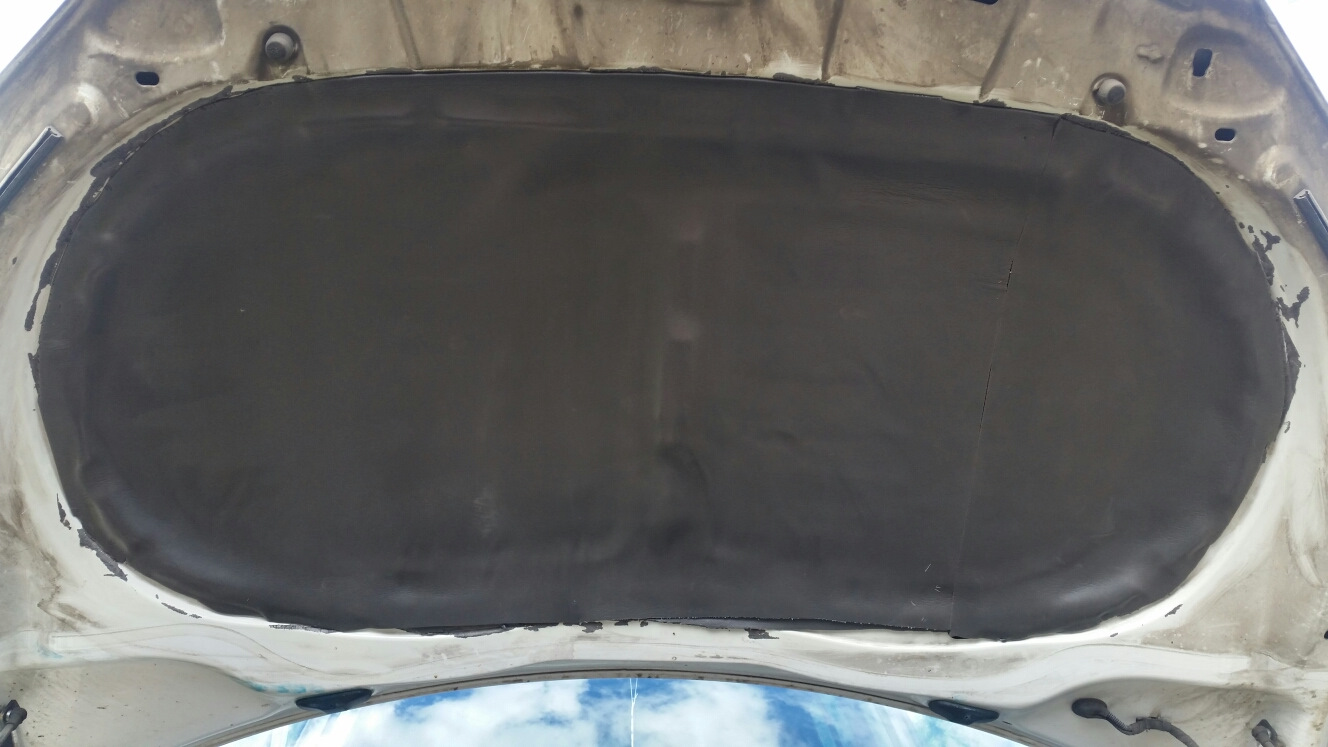 Шумка капота на тигуан 2012 года. Шумоизоляция капота тигуан 2. Крепление шумки капота тигуан 2010. Шумоизоляция капота тигуан 2. Шумоизоляция тигуан капот.