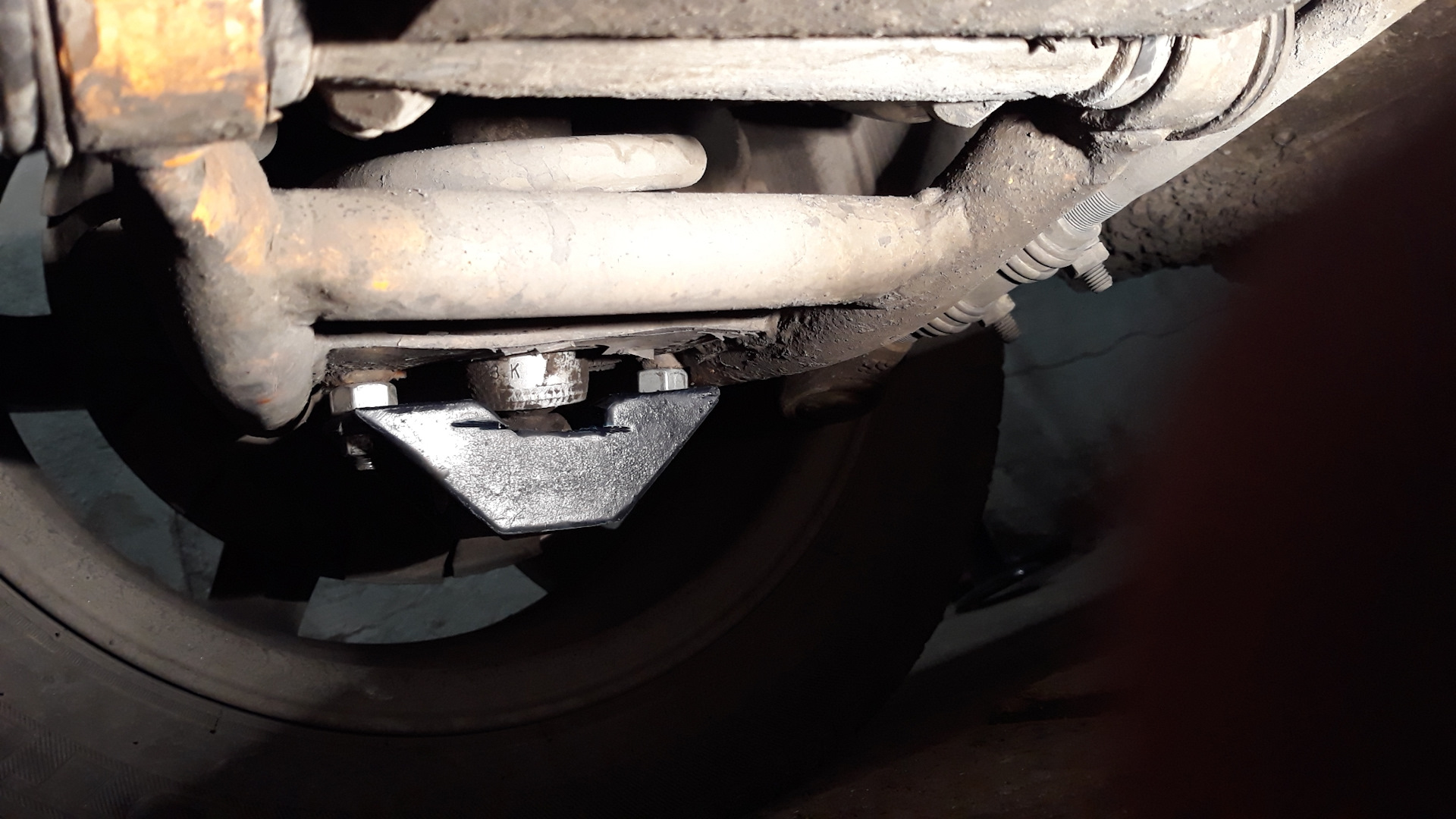 Крепление заднего амортизатора ваз 2101. Крепление заднего амортизатора ваз 2106. Кронштейн амортизатора переднего ваз 2101-07. Крепление амортизатора классика. Кронштейн амортизатора 2107 передний.