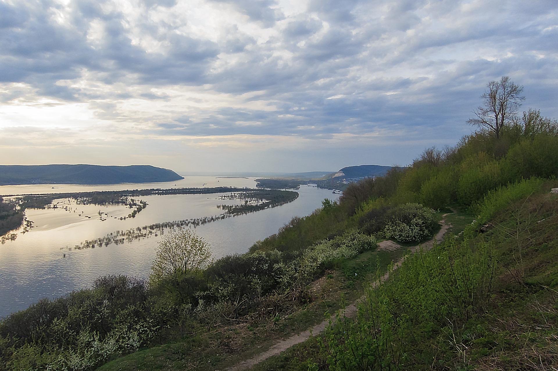 Полноводная река Матушка Волга