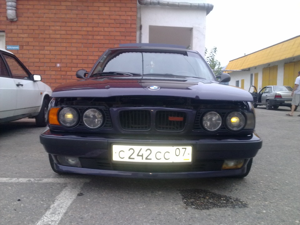 Е34 узкая морда. Черные поворотники е34. BMW e34 широкая морда. Е34 белые поворотники. Е34 передние белые поворотники.