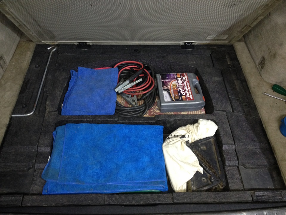 А вот и мешочек фирменный с фаркопом — лежит на выделенном ему месте — Subaru Outback (BP)