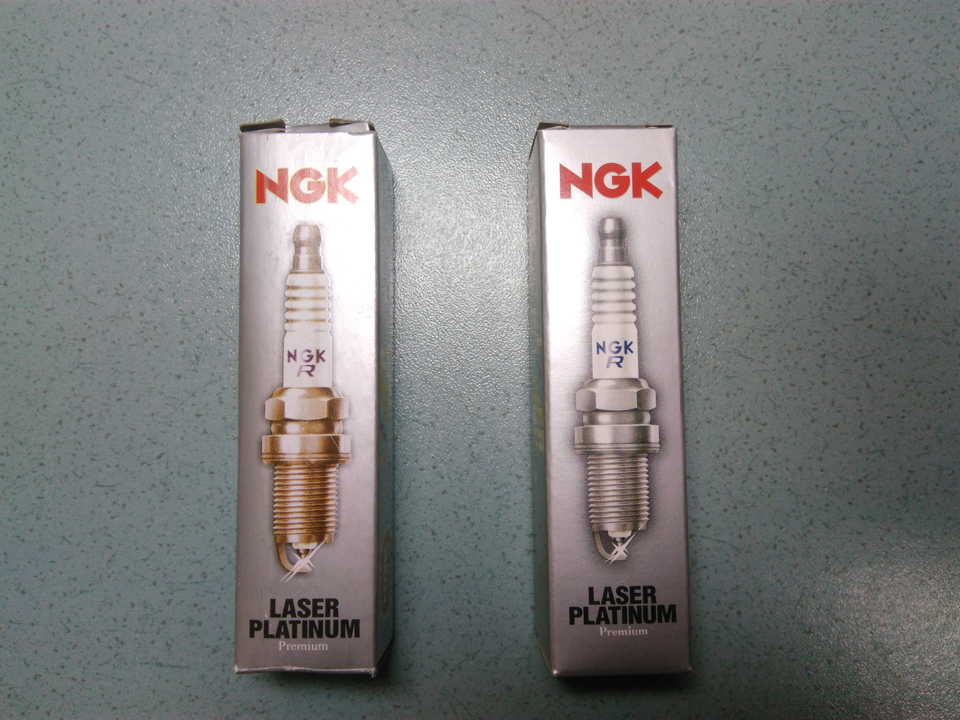 Как отличить подделку ngk. NGK 95463 свеча зажигания. NGK svecha podelka Orginal. Оригинальные свечи NGK 22401-ed816. NGK Laser Platinum свечи оригинал.
