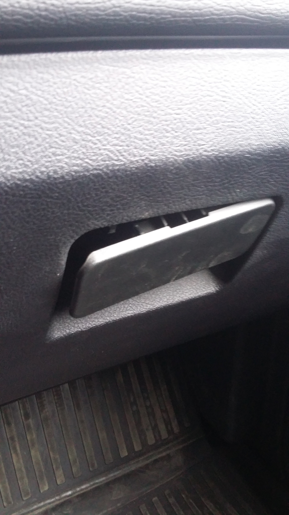 Где можно найти ручку от бардачка? — УАЗ Patriot, 2,7 л, 2014 года ...