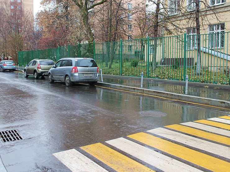 Желтая линия у тротуара. Парковка вдоль тротуара. Желтые линии разметки у тротуара. Желтые линии на парковке. Жёлтая линия разметки на парковке.