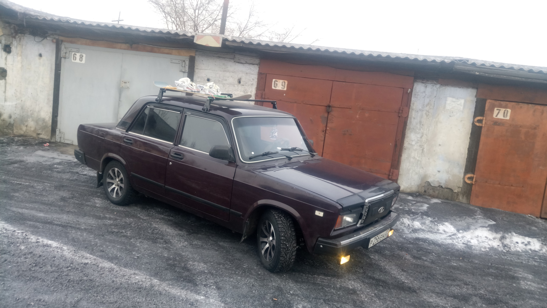 Lada 2107 с багажником на крыше