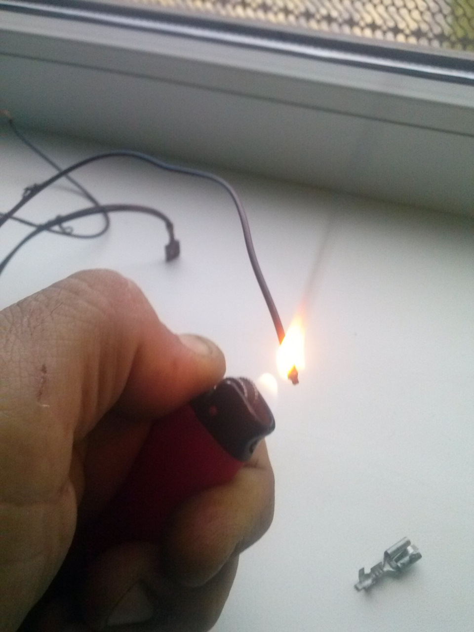 Я зажигалкой нагреваю изоляцию провода, и снимаю ее, так не повреждаю жилки. Конечно есть спициальный инструмент, которым можно не только снять изоляцию, но и обжать клеймы, но хороший стоит денег. — Audi 100 (C3)