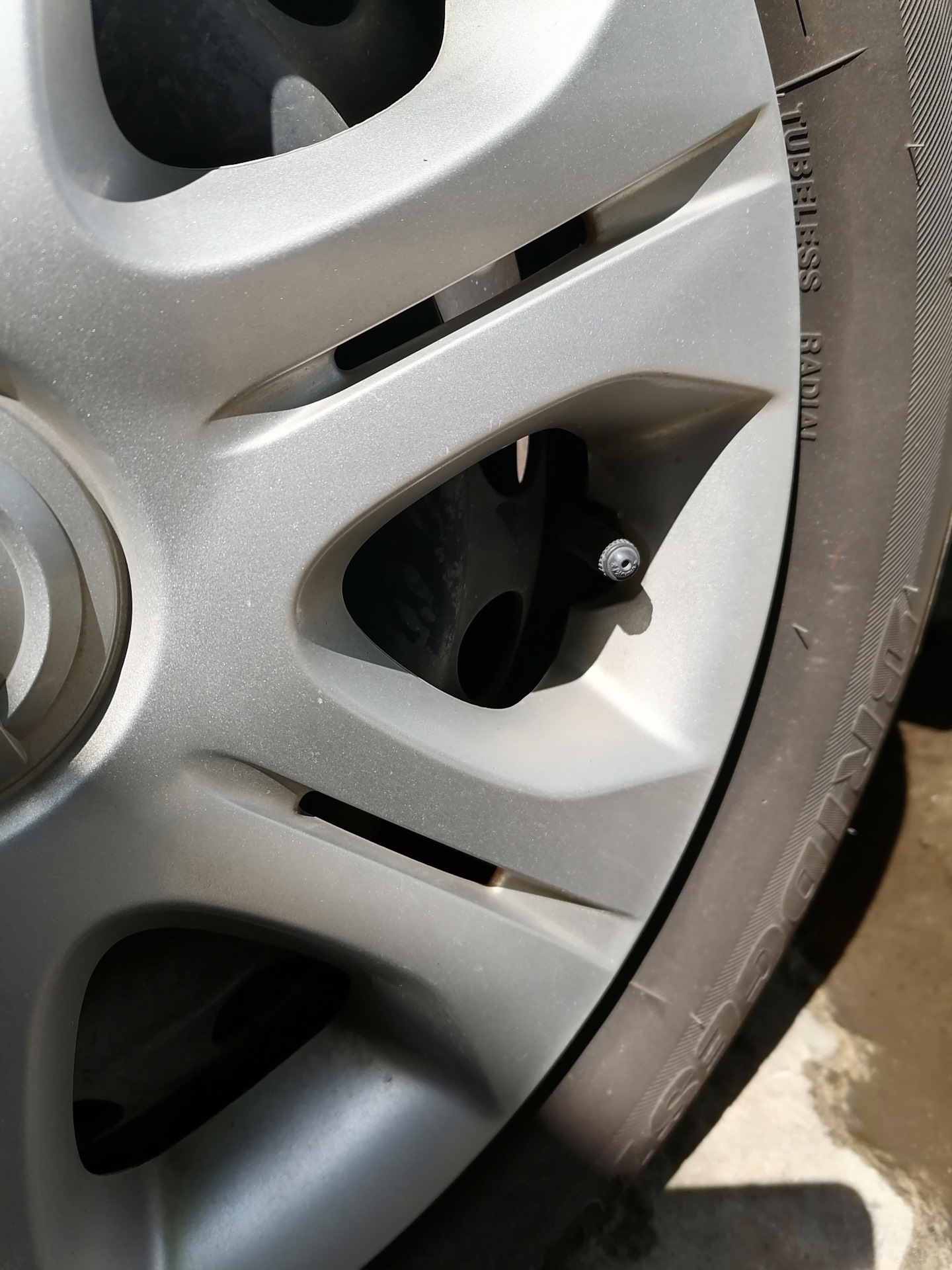 Замена вентилей на железные — Nissan Note (2G), 1,2 л, 2019 года | шины ...