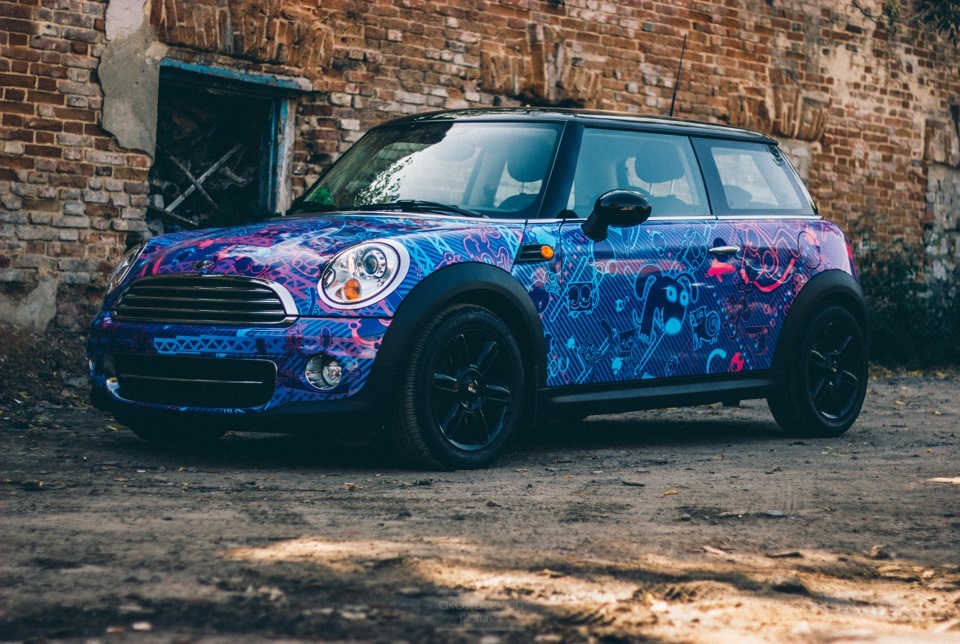 Стикербомбинг Mini Cooper