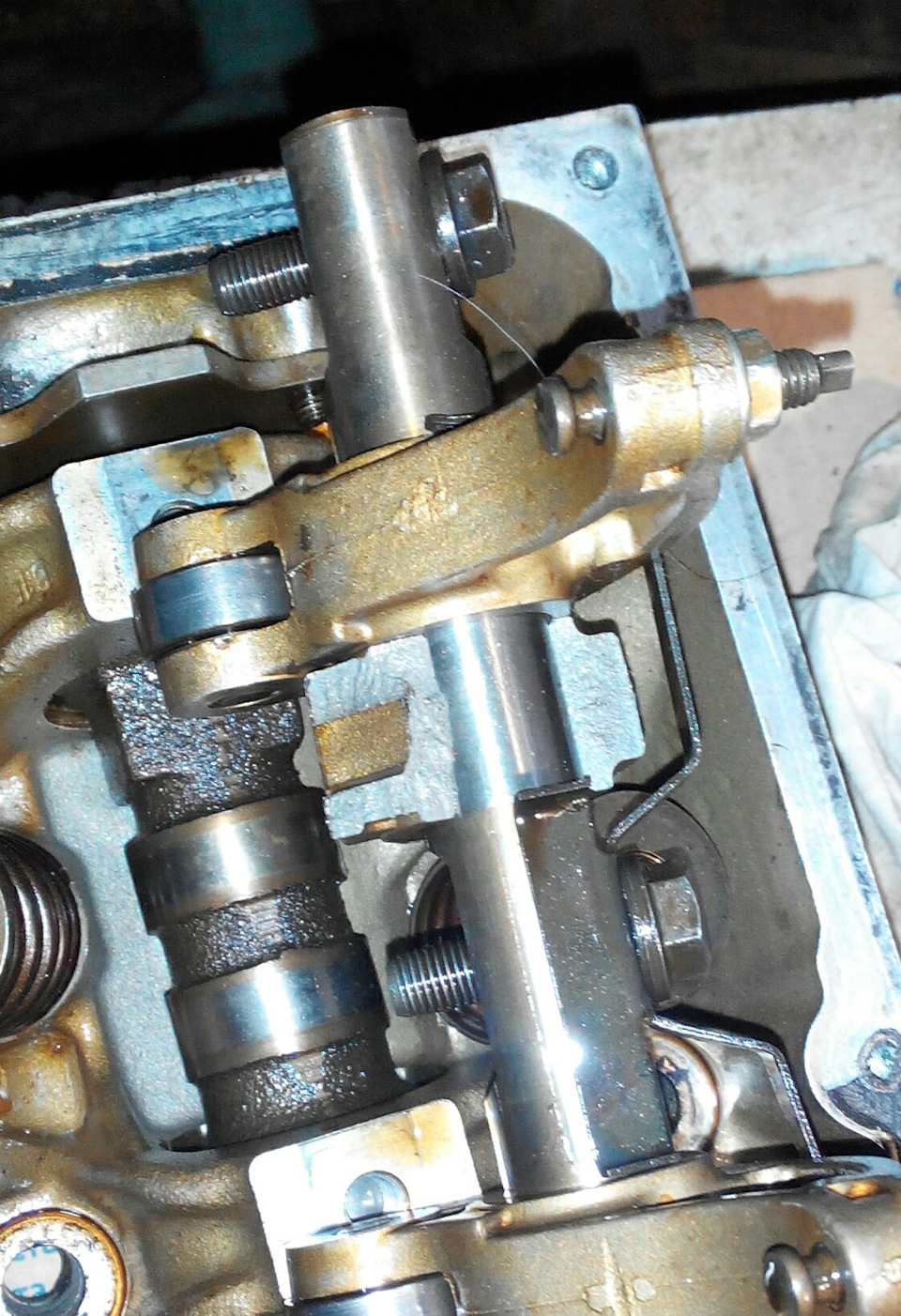 Вот и ответ на вопрос. Не хватает куска коромысла — Renault Kangoo (1G)