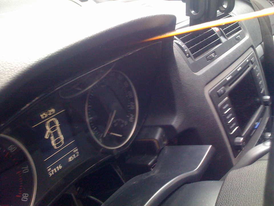 Примерно тут правая защёлка — Skoda Octavia A5 Mk2