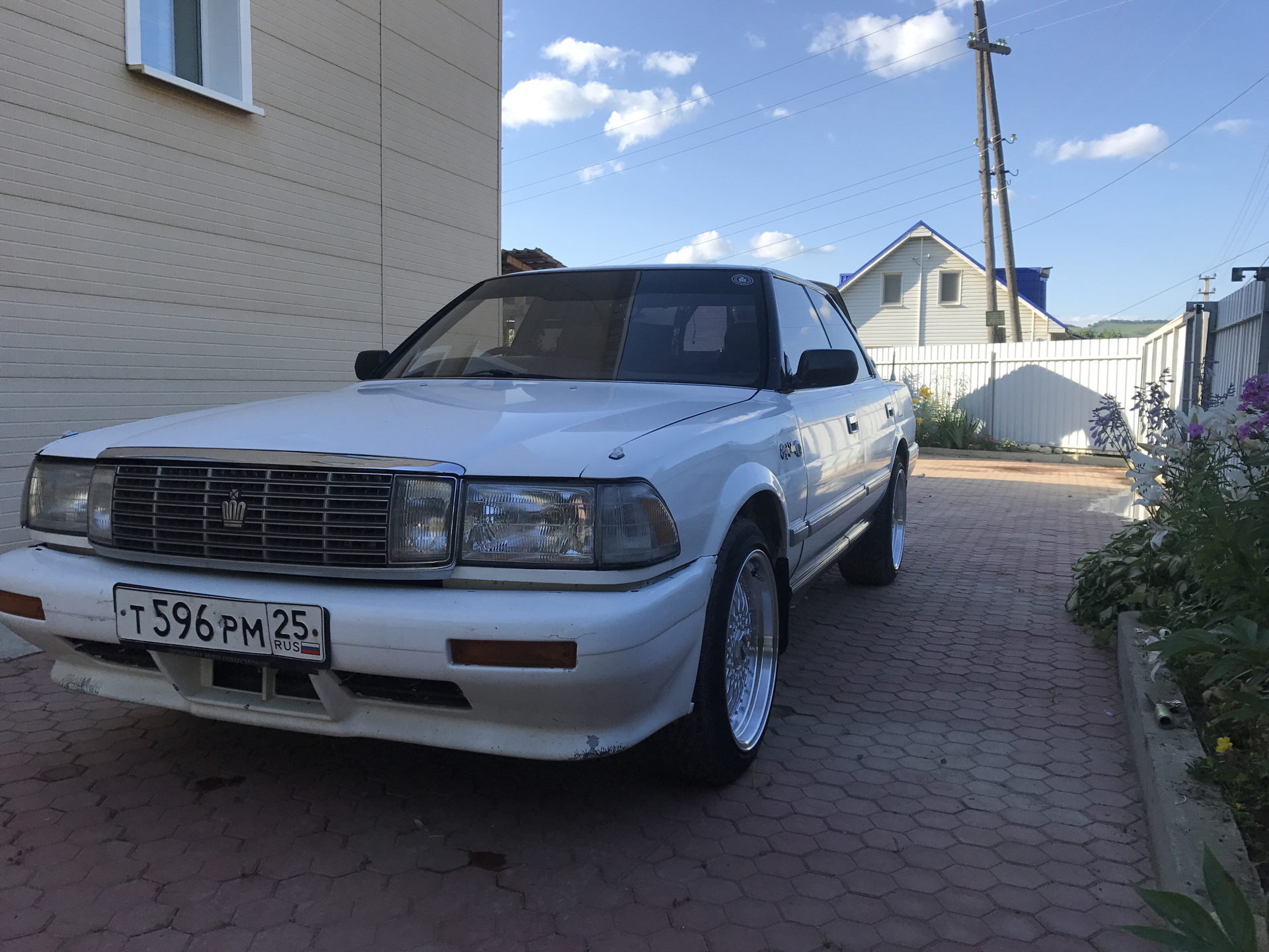 Toyota crown 131 wide body отличие