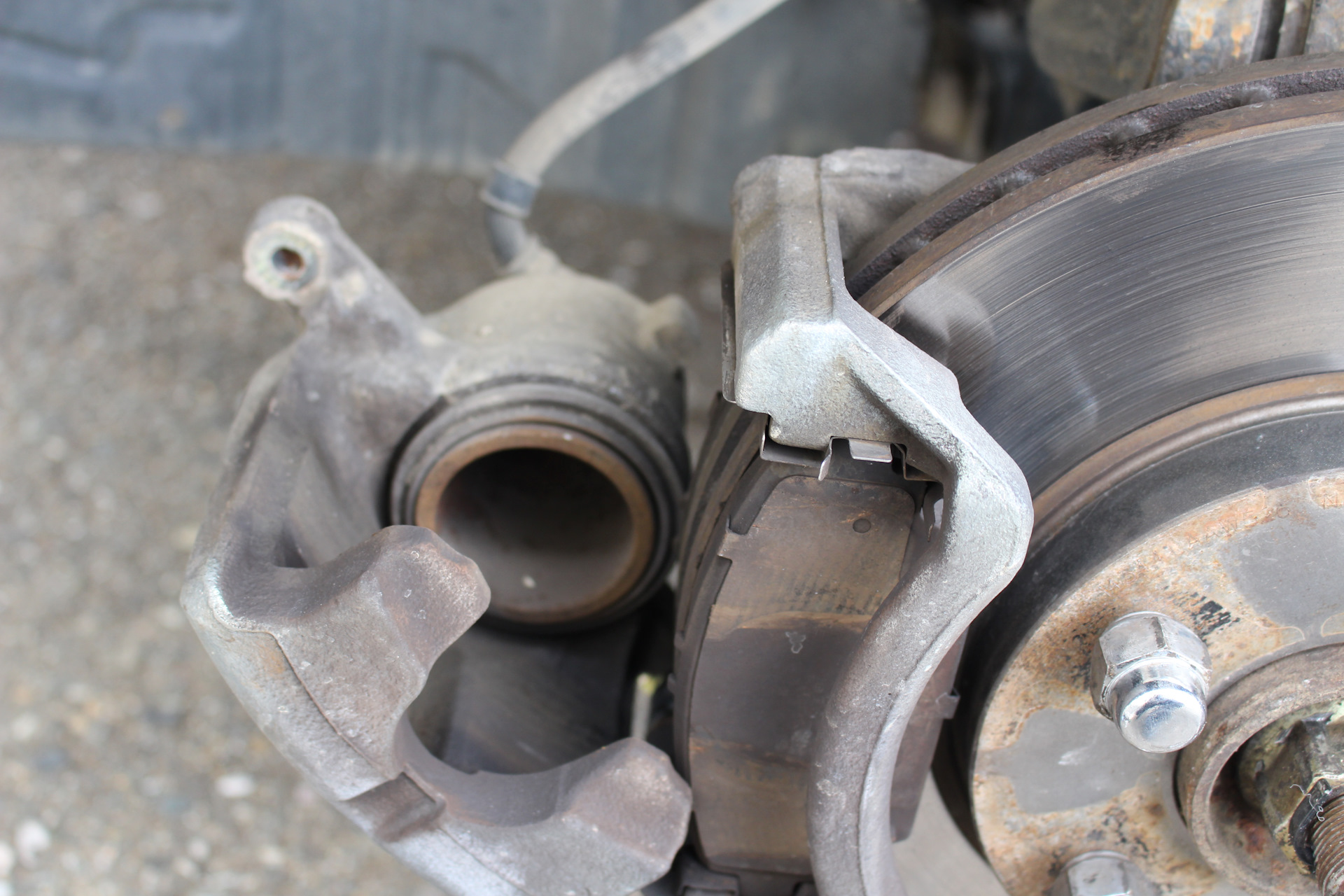 Замена направляшек переднего тормоза и измерение биения тормозного ...