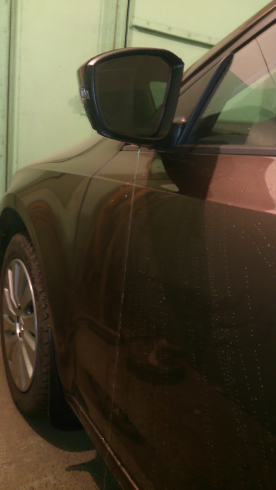 Водичка отлично вытекает через отверстие. Следы на двери как раз таки последствия вытекания воды из зеркала при движении — Skoda Octavia A7 Mk3