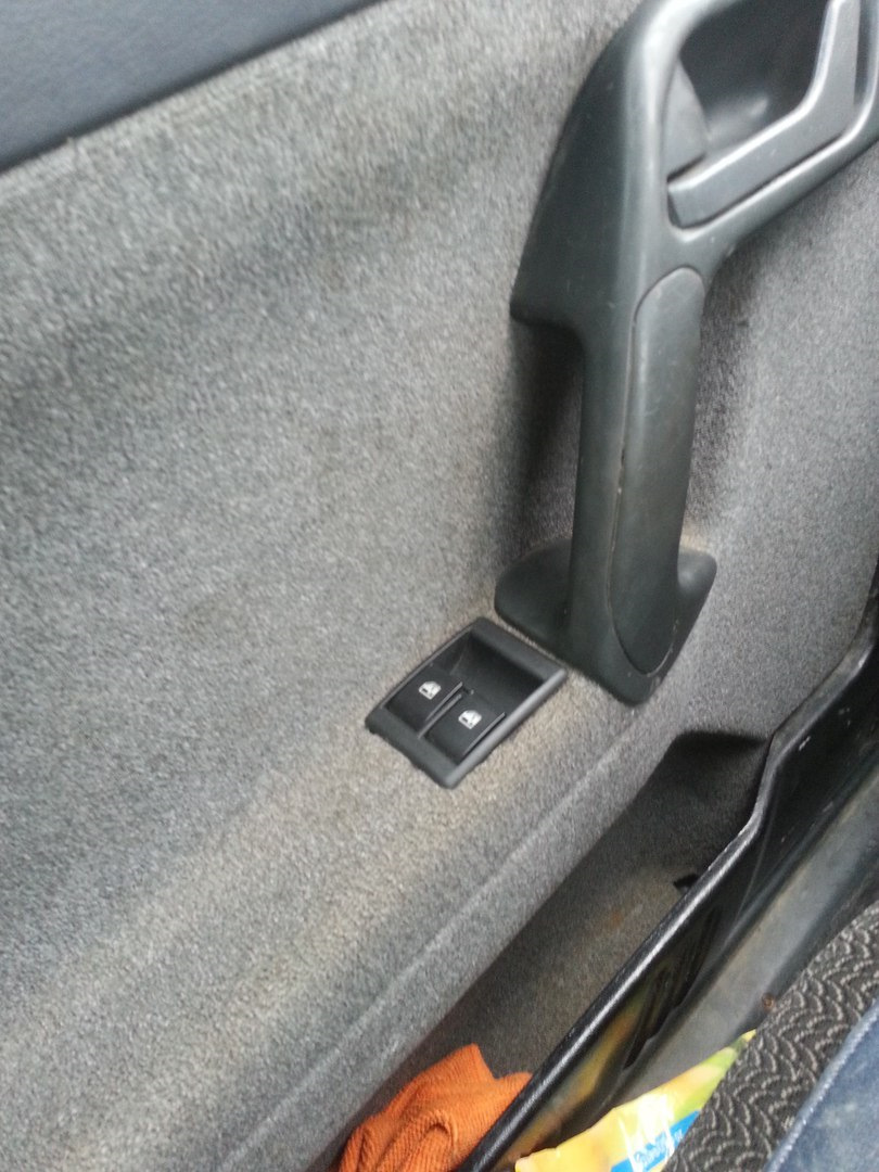 Перенос кнопок стеклоподъемников — Lada 21112, 1,5 л, 2003 года ...