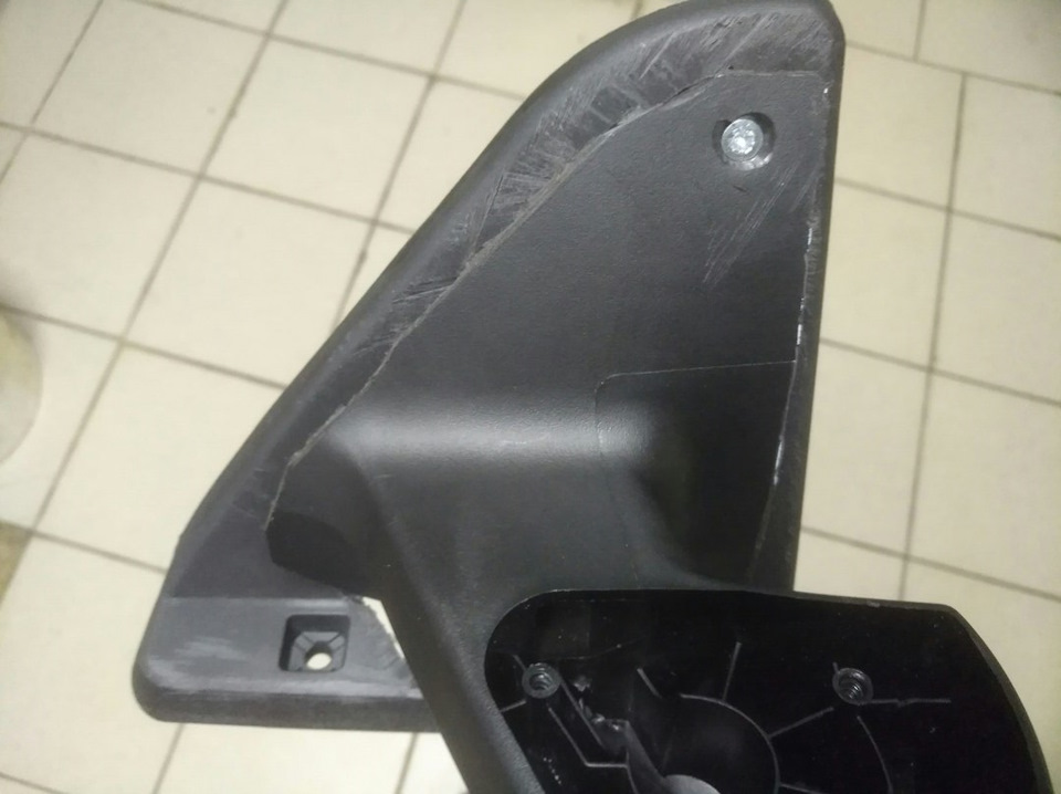 Зеркала лада гранта с поворотниками на ниву. 971c611s 960. Зеркала лада гранта с поворотниками на ниву фото. Зеркала лада гранта с поворотниками на ниву-971c611s 960. картинка Зеркала лада гранта с поворотниками на ниву. картинка 971c611s 960. Доброго времени суток, драйвовые! Сегодня, по возможности подробно, опишу процесс переделки зеркала от Лады Гранты лифтбек на Нивку, таким образом, чтобы в итоге осталось родное основание от Нивы. В прошлой записи (вот здесь: www.drive2.ru/l/469432917139915083/), я писал о паре вариантов переделки. После раздумий остановился на варианте № 2, хоть он и сложнее. Итак, что нам понадобится для переделки: зеркало от Гранты, зеркало от Нивы, шпаклёвка по пластику, обезжириватель, акриловый грунт, черная матовая краска, несколько листов наждачной бумаги (я делал 180-й и финишная 2500), напильник, полотно по металлу, ну и сопутствующий инструмент в виде отвертки, линейки и т.д.Этап №1. После разбора обоих зеркал (снять их с оснований) берем основание от Нивы и полотном срезаем все лишнее, как на фото. Пилим смело по граням.