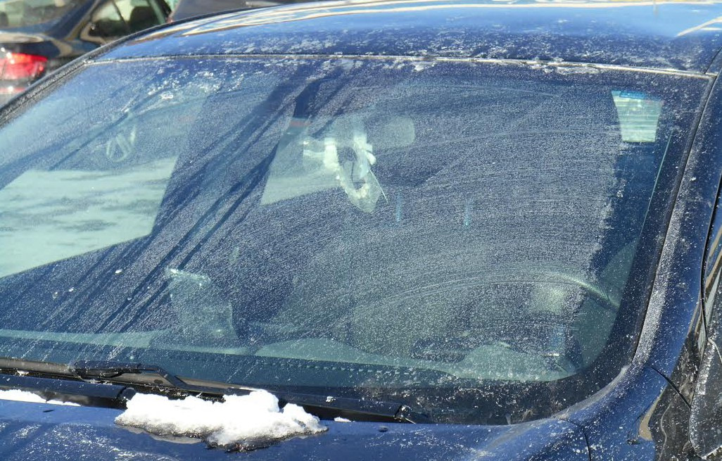 Почему они замерзли. Грязное лобовое стекло. Замерзшие стекла автомобиля. Лобовое стекло авто. Грязное автомобильное стекло.
