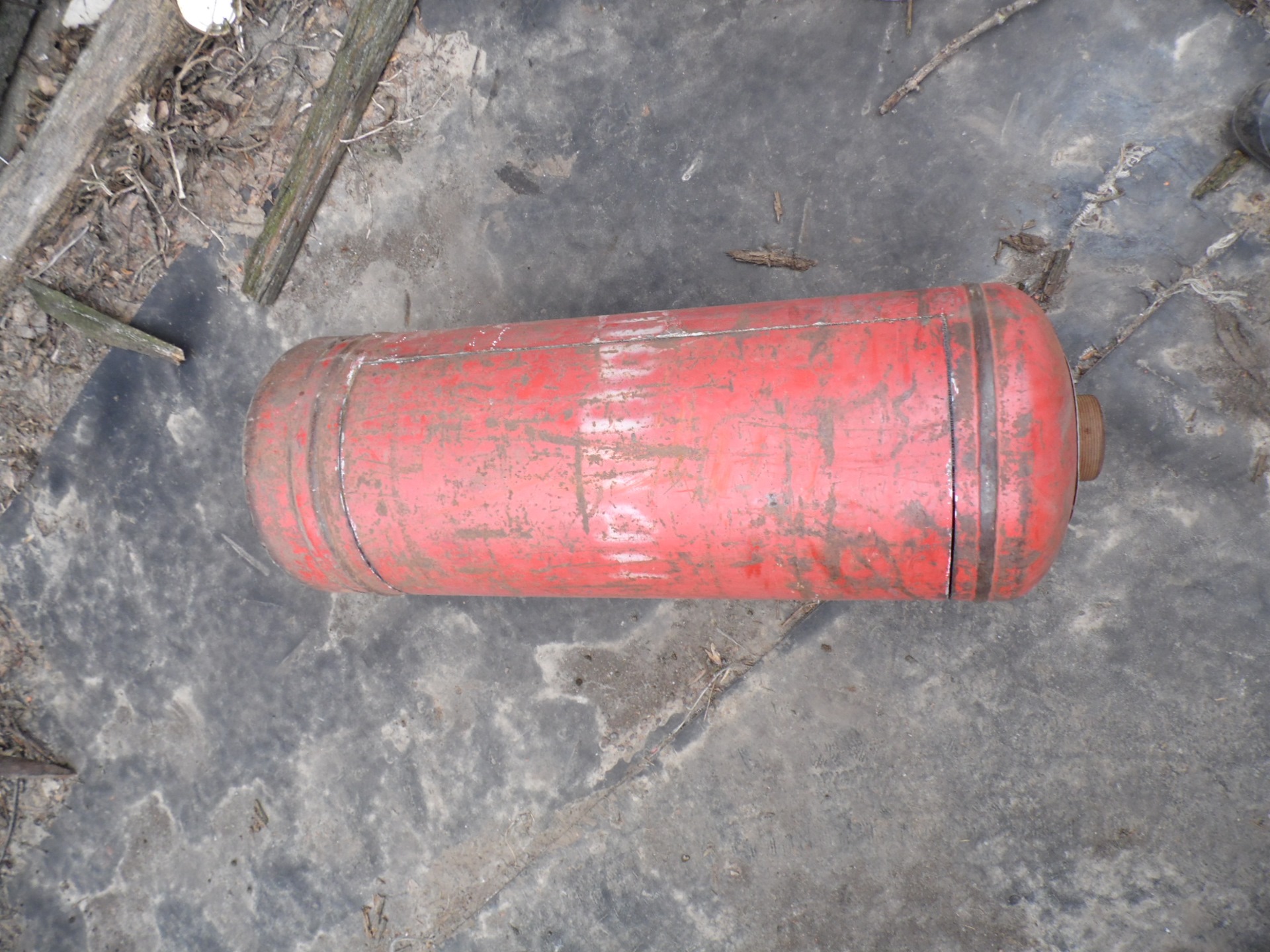 баллон огнетушителя. баллон кислород 40л пнтз, , шт. сжиженный баллонный газ. газовый баллон красный. баллоны с кислородом антиутопия.