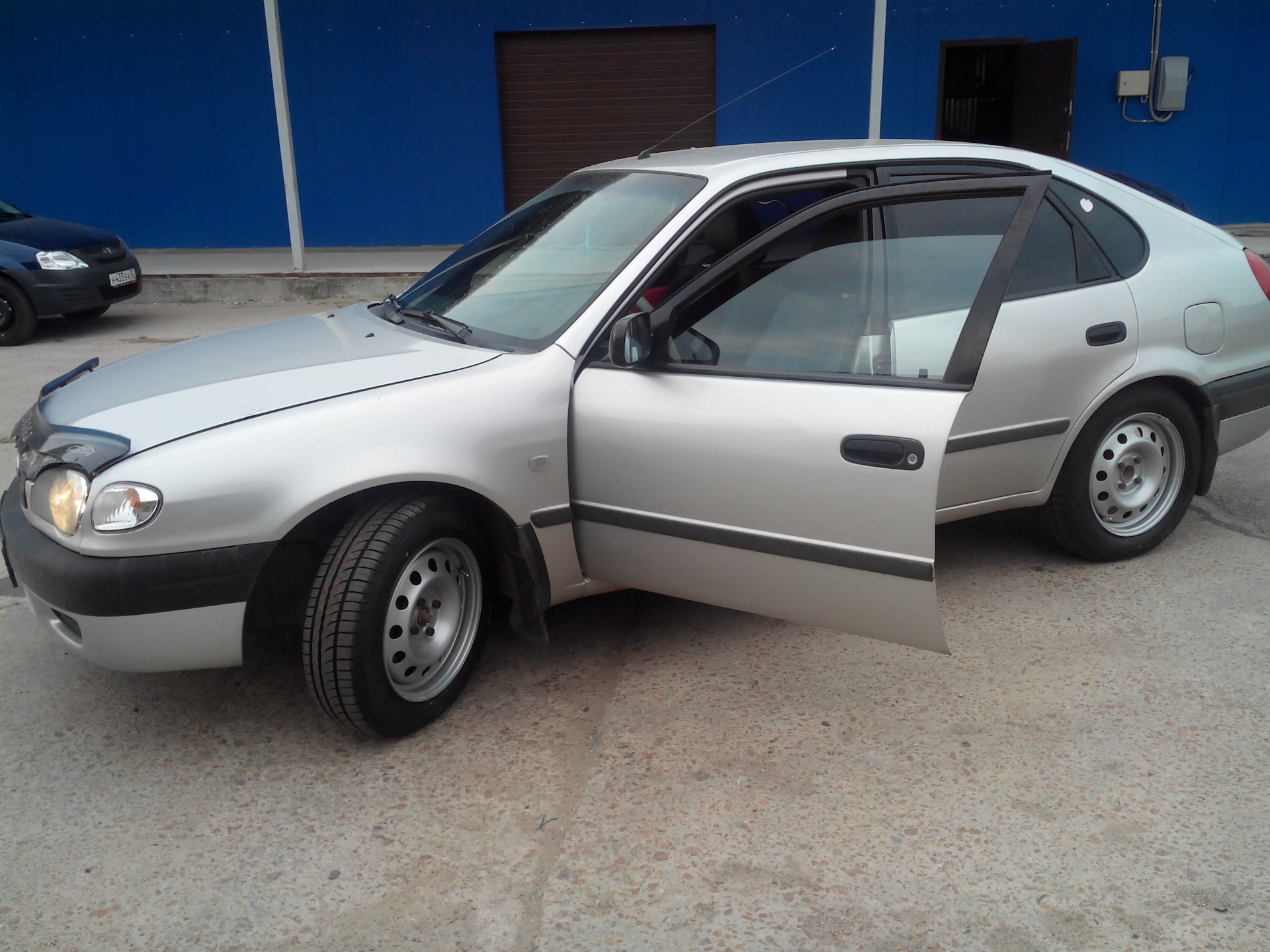 Toyota Corolla 2000 model. Toyota Corolla Liftback 1987. Перед авто фото 2000 г.