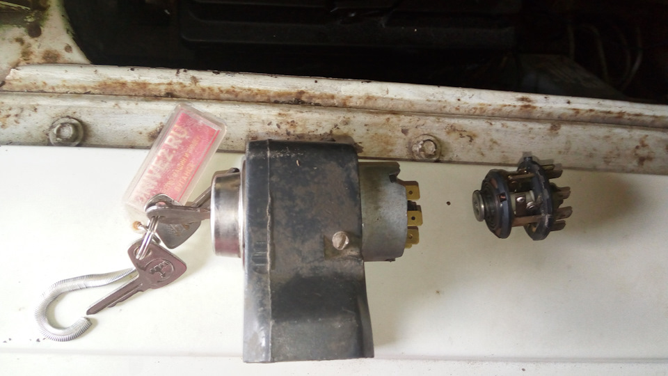 Замена контактной группы замка зажигания и реле света — Москвич 2140, 1 ...