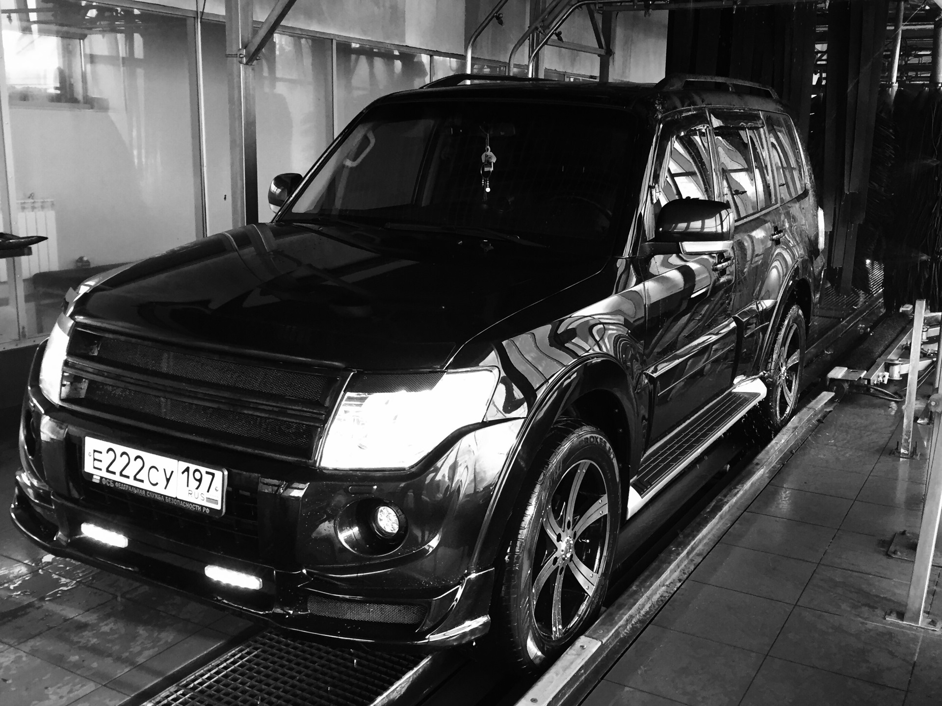 4 4 tun. Обвес на паджеро 4. обвес митсубиси паджеро 4. pajero 4 tuning. паджеро 4 в бункере.