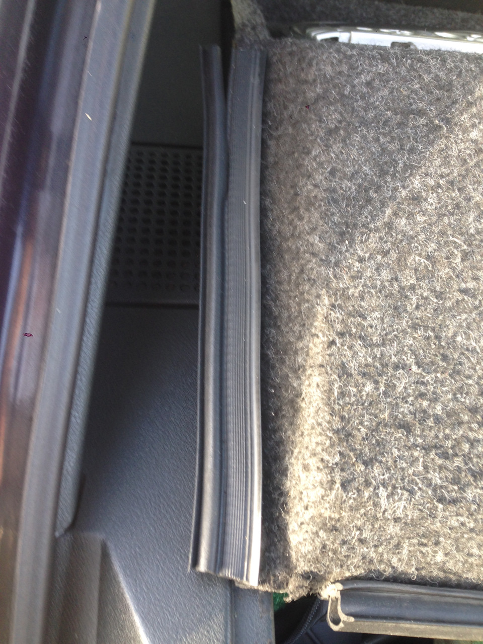 Гремит штатная крышка багажника ? Проблема решена …( причём бесплатно ...