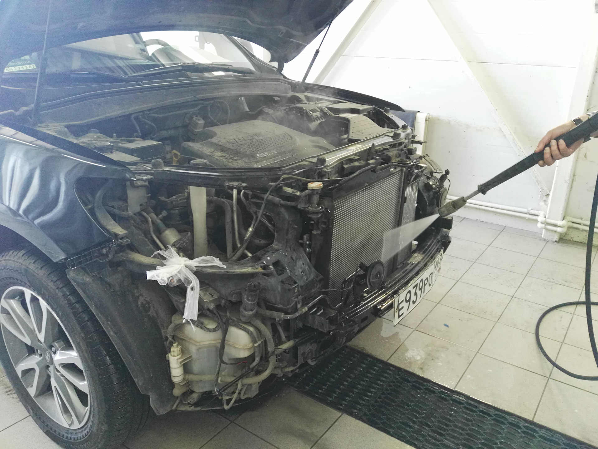 Мойка радиатора у машины. Мойка радиатора солярис. Мойка двигателя и радиатора. Hyundai santa fe 3 промывка радиатора. Мойка двигателя и радиатора.